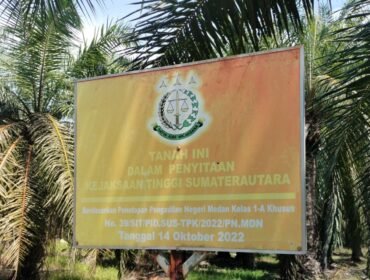 Plang yang didirikan Kejatisu terkait alihfungsi lahan di kawsan SMKGLTL.
