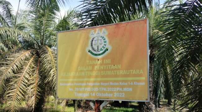 Plang yang didirikan Kejatisu terkait alihfungsi lahan di kawsan SMKGLTL.