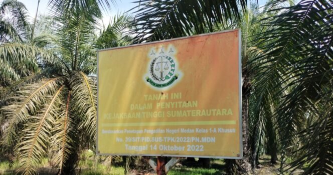 
Plang yang didirikan Kejatisu terkait alihfungsi lahan di kawsan SMKGLTL.