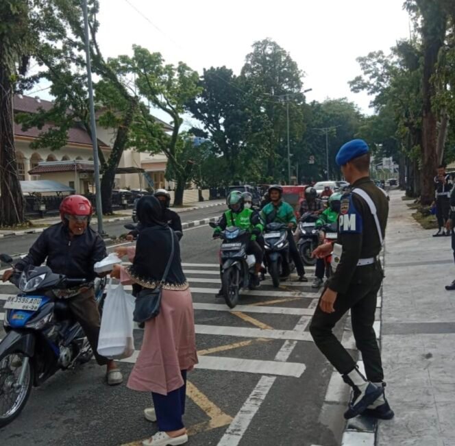 
Kegiatan Rutin Jumat Berkah, Denpom I/5 Medan Kembali Bagikan Makanan ke Warga