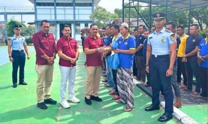 
Kalapas Banda Aceh Bagikan Peralatan Mandi kepada Narapidana, Tekankan Hak Dasar Warga Binaan