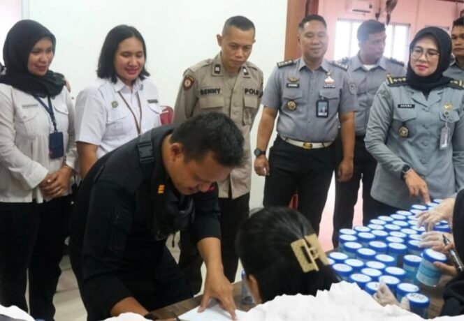 
Komitmen Bebas Narkoba, Pegawai Lapas Kelas I Medan Jalani Tes Urine Massal