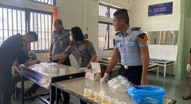 
Komitmen Tegas Lapas Pancur Batu Perangi Pemberantasan HP dan Peredaran Narkoba, Seluruh Petugas dan WBP Jalani Tes Urine
