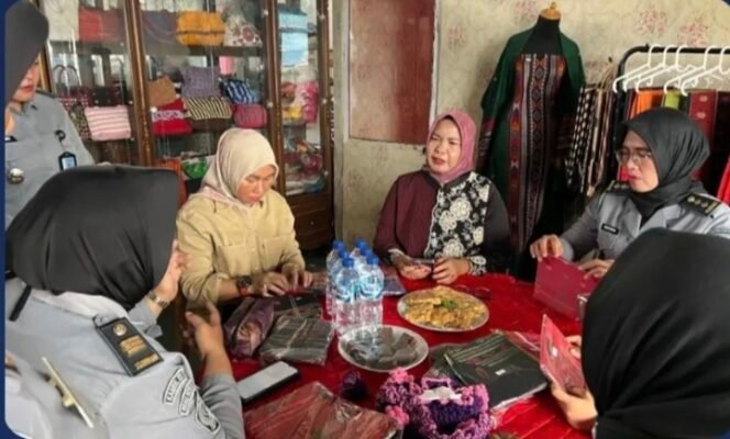 
Ketua PIPAS Sumut Apresiasi Karya Warga Binaan Lapas Perempuan Medan, Order Souvenir Ulos untuk Jakarta