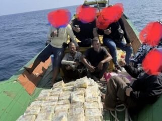 Tim Ditresnarkoba Polda Sumut saat mengankan 190 kilogram sabu dan 2 orang tersangka di perairan Langkat.