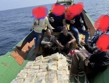 Tim Ditresnarkoba Polda Sumut saat mengankan 190 kilogram sabu dan 2 orang tersangka di perairan Langkat.