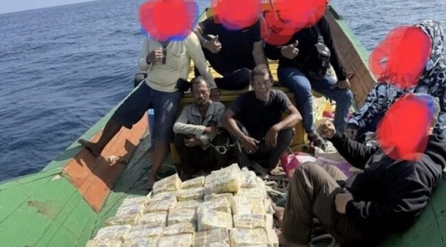 Tim Ditresnarkoba Polda Sumut saat mengankan 190 kilogram sabu dan 2 orang tersangka di perairan Langkat.