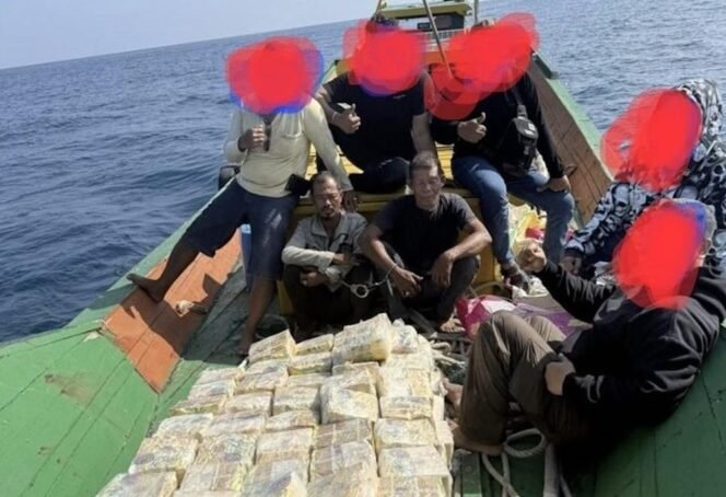 
Tim Ditresnarkoba Polda Sumut saat mengankan 190 kilogram sabu dan 2 orang tersangka di perairan Langkat.
