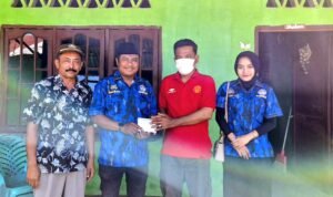 Tim Ricky Anthony menyerahkan santunan kepada keluarga korban tertimpa batang pohon di Alun-alun Stabat