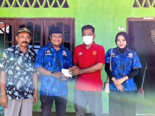 Tim Ricky Anthony menyerahkan santunan kepada keluarga korban tertimpa batang pohon di Alun-alun Stabat.