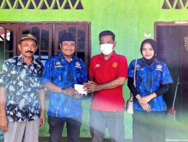 Tim Ricky Anthony menyerahkan santunan kepada keluarga korban tertimpa batang pohon di Alun-alun Stabat.