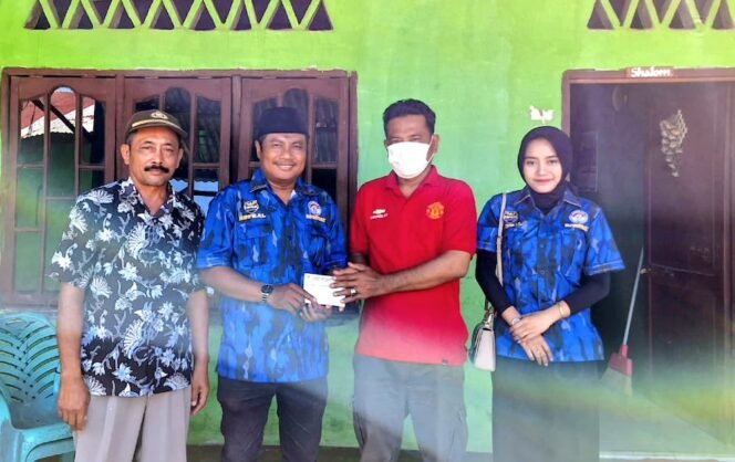 
Tim Ricky Anthony menyerahkan santunan kepada keluarga korban tertimpa batang pohon di Alun-alun Stabat.