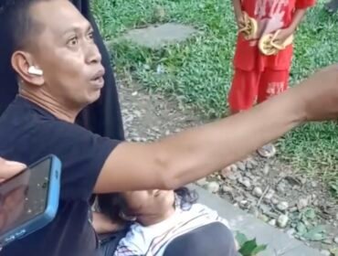 Warga memberikan pertolongan pertama kepada PA Nainggolan usai tertimpa batang pohon di Alun-alun Stabat