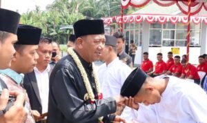 Bupati Langkat H Syah Afandin saat menyerahkan remisi kepada warga binaan di Lapas Narkotika Langkat1