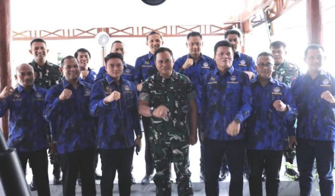 
Pangdam I/BB Mayjen Rio Firdianto usai menerima silaturrahmi Ketua DPW KOMBAT Sumut yang juga merupakan Pimpinan DPRD Sumut.