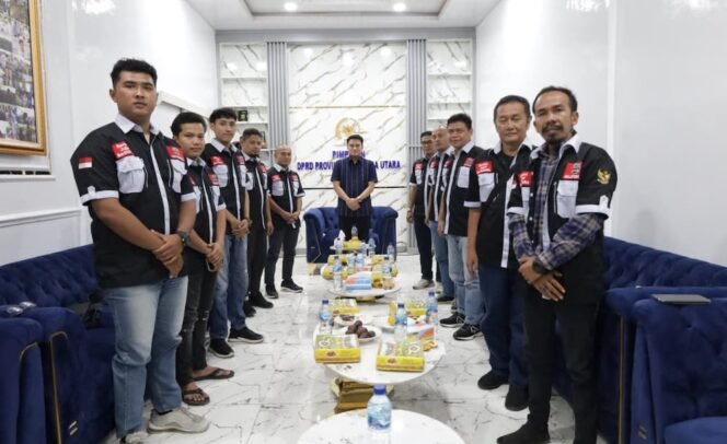
Pimpinan PDRD Sumut Ricky Anthony saat menerima silaturrahmi SUARA di Stabat.