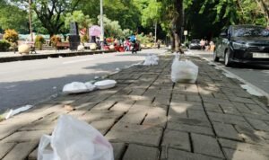 Sampah berserakan usai CFD di seputaran Alunalun T Amir Hamzah Stabat4