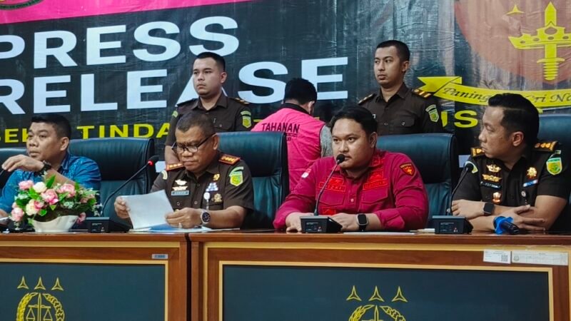 Kajari Langkat Asbach SH saat menggelar konferensi pers terkait perkara dugaan tindak pidana korupsi pengadaan Smartbaord pada Disdik Langkat TA 2024.