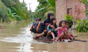 Warga menggunakan rakit untuk mengevakuasi para korban banjir