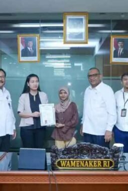 Praktik Penahanan Ijazah, Wamenaker Afriansyah Noor Terapkan SE Kemenaker No 5 Tahun 2025