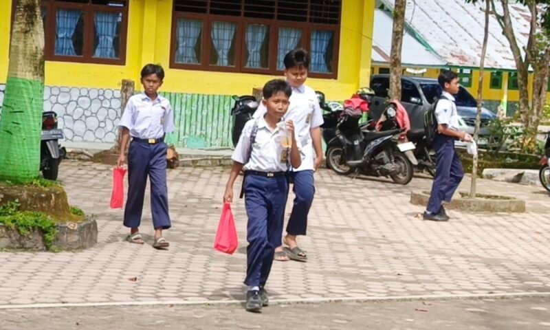 Siswa SMPN 5 Stabat mengambil paket MBG di sekolah saat  momen libur nasional.