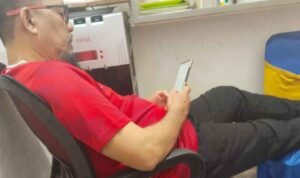 Virul foto napi korupsi, Ilyas Sitorus, terlihat sedang asik bermain HP di Rutan Tanjung Gusta.