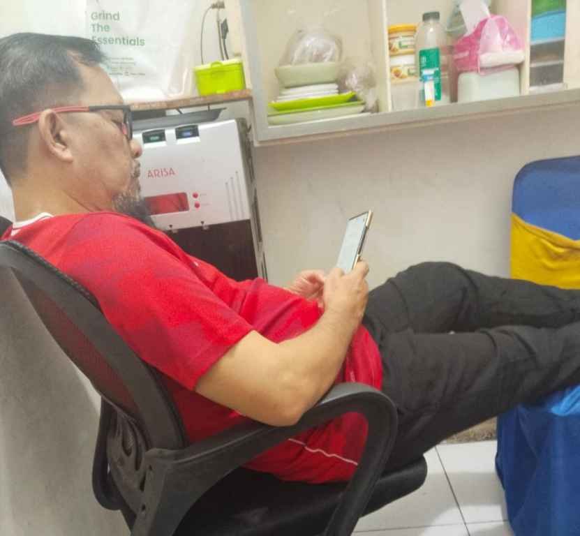 Virul foto napi korupsi, Ilyas Sitorus, terlihat sedang asik bermain HP di Rutan Tanjung Gusta.