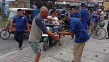 Bersama anggotanya, Ketua KOMBAT Deli Serdang H Jasa Wardani Ginting membagikan takjil di kawasan Sunggal.