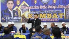 Ketua DPW KOMBAT Sumut Ricky Anthony menyampaikan arahan dalam kegiatan buka puasa bersama di Stabat.