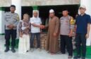 Perwakilan PT MTJ menyerahkan paket bahan pangan ke Kampung Persulukan Tuan Guru Besilam.