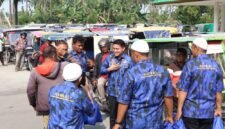 Pimpinan DPRD Sumut Ricky Anthony membagikan bingkisan lebaran dan tali asih kepada penarik becak di Stabat.