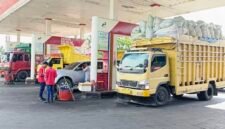 SPBU Wampu melayani pembeli BBM kendaraan bermotor.