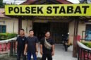 Gusti Ginanjar bersama warga Desa Sumber Mulyo, Kecamatan Wampu, Langkat di Mapolsek Stabat.