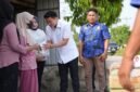 Pimpinan DPRD Sumut Ricky Anthony dan anggota DPRD Langkat Ristya Chayani menyambangi korban kebaran rumah di Kecamatan Hinai.