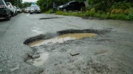 Ruas jalan menuju Kecamatan Bahorok yang rusak parah.