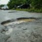 Ruas jalan menuju Kecamatan Bahorok yang rusak parah.